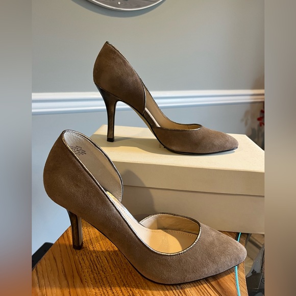 Anne Klein Tan Suede Stunning and comfy heels - Excellent cond.!Size 7 1/2 - Picture 7 of 8